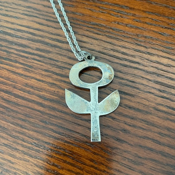 James Avery Silver Flower Pendant on chain - Picture 5 of 6